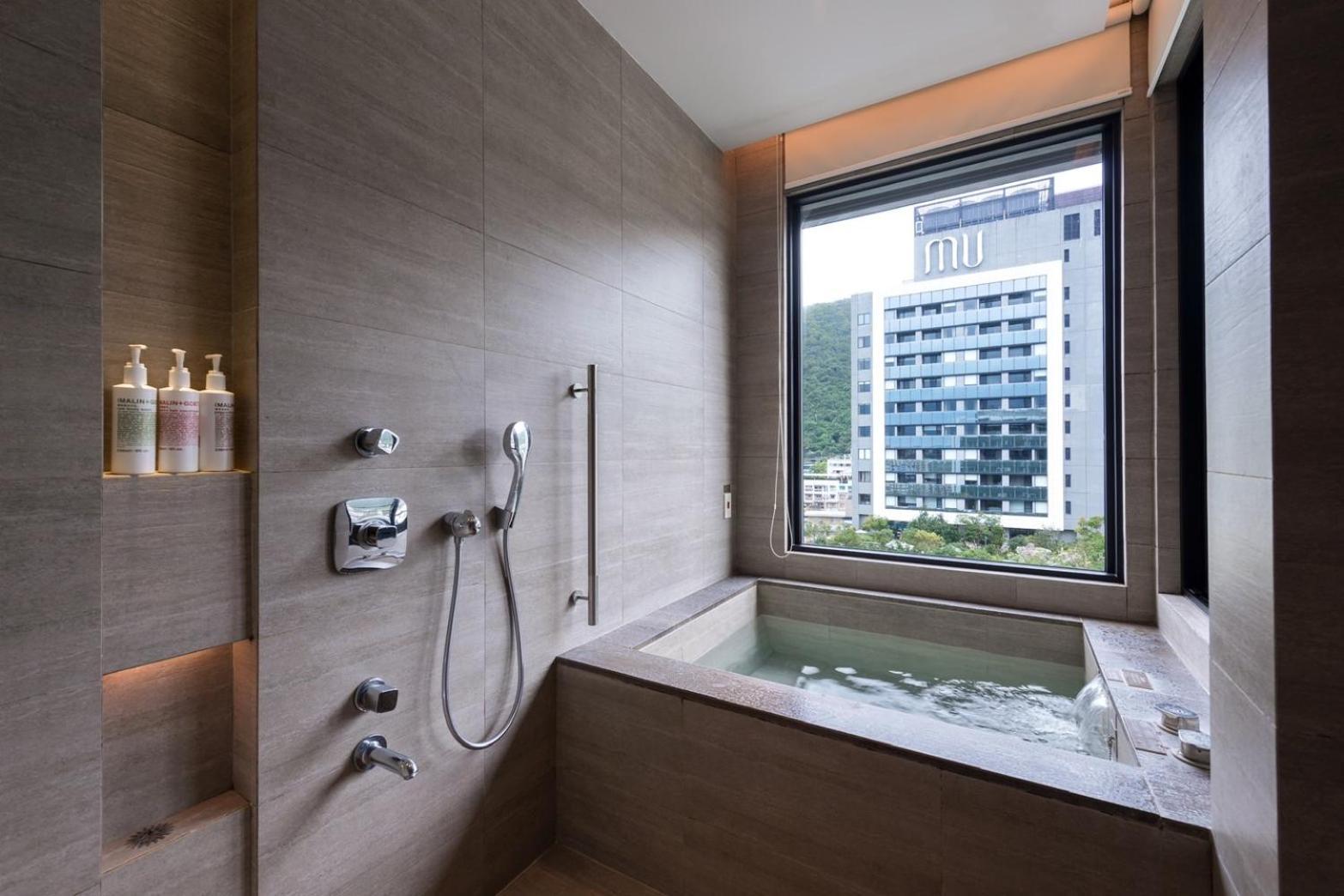 Mu Jiaoxi Hotel Exteriér fotografie A modern Japanese-style bathroom with a deep bathtub