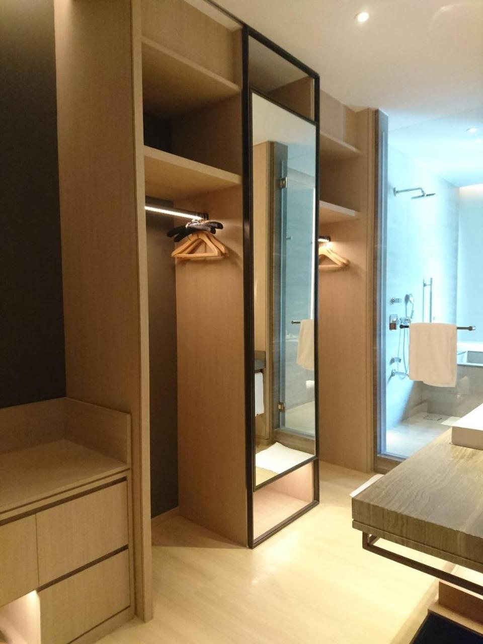 Mu Jiaoxi Hotel Exteriér fotografie A walk-in wardrobe