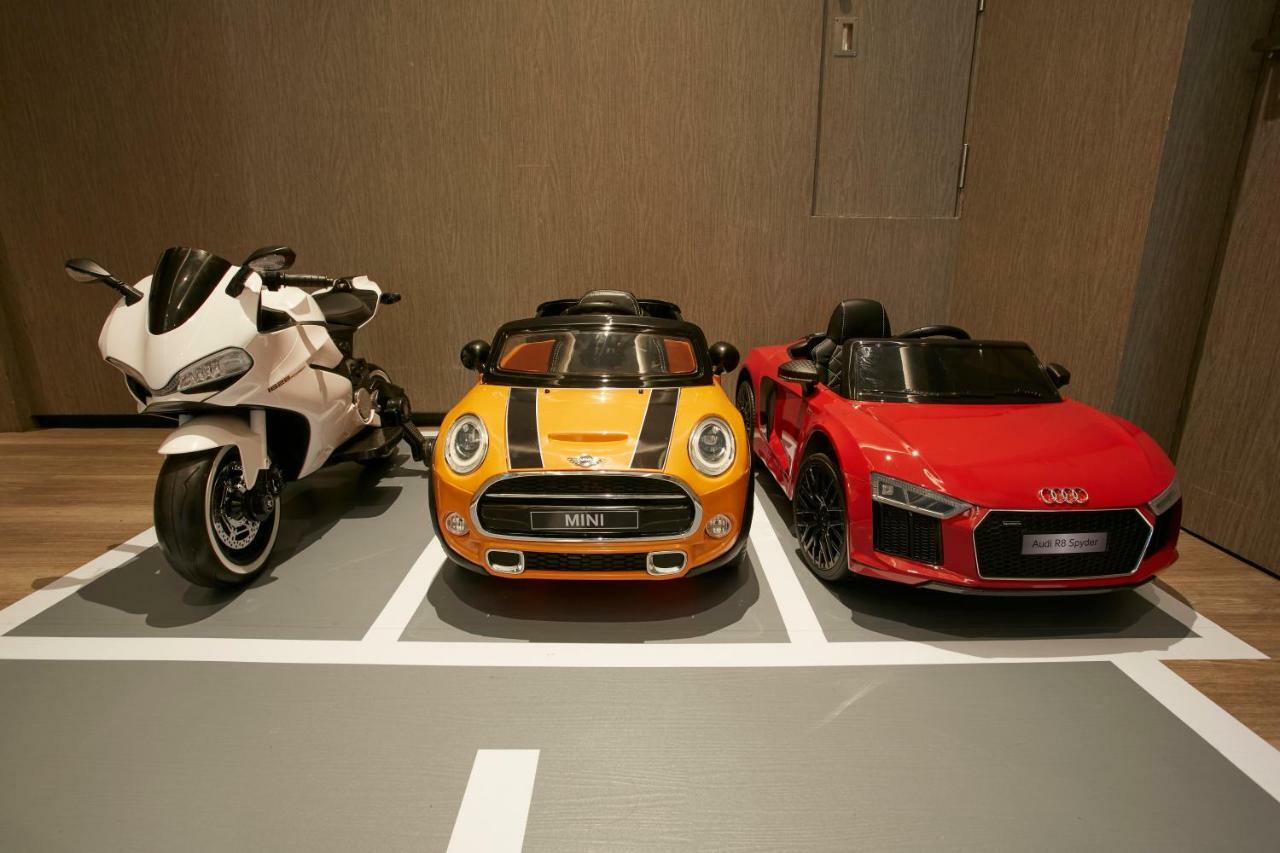 Mu Jiaoxi Hotel Exteriér fotografie Children's electric cars and motorcycle